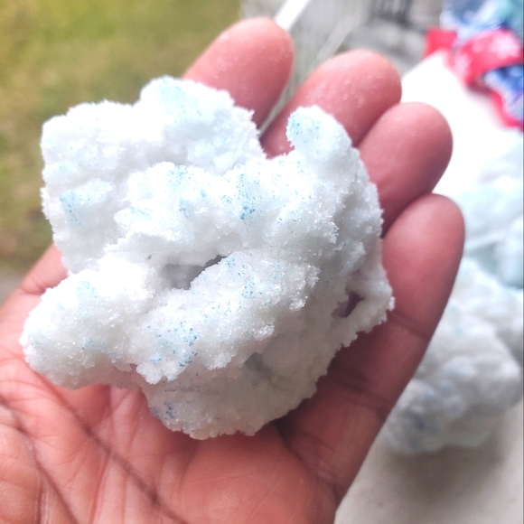 🎄 HAND CRAFTED faux Crystal igloo basket with 3 snowballs - Picture 5 of 5